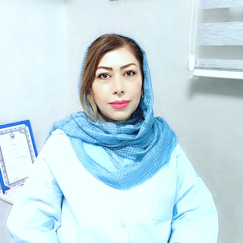 دکتر ساناز زنگنه جلوی